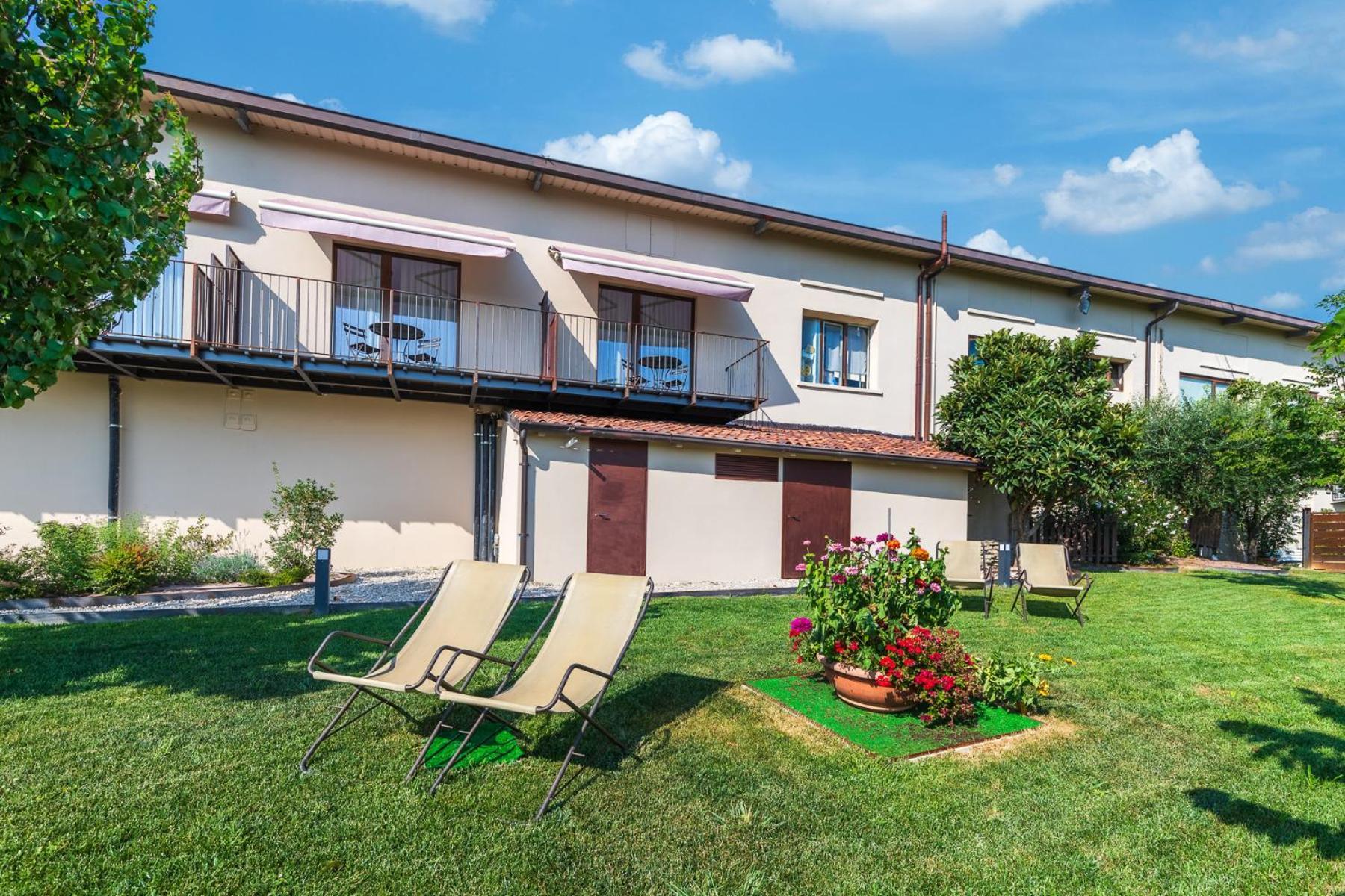 Il Cortile Suites Diano dʼAlba Eksteriør billede