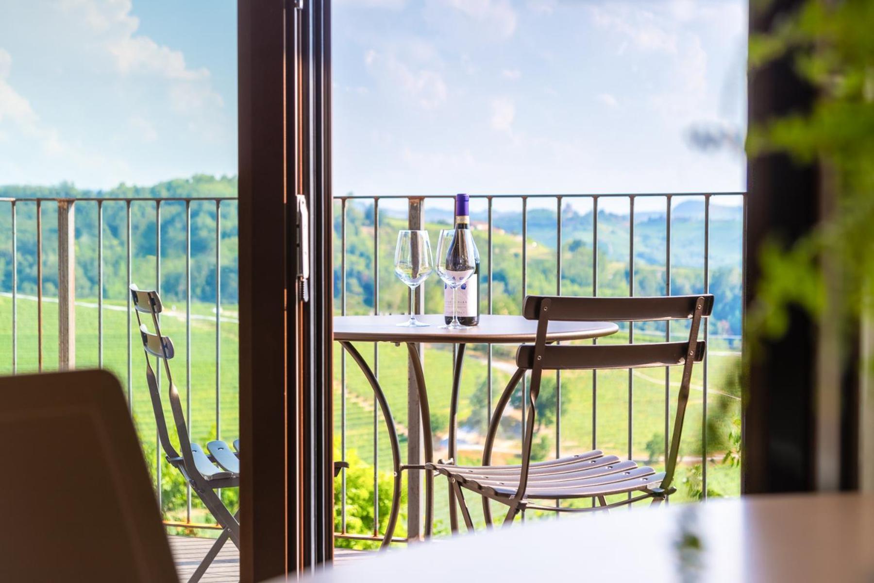 Il Cortile Suites Diano dʼAlba Eksteriør billede
