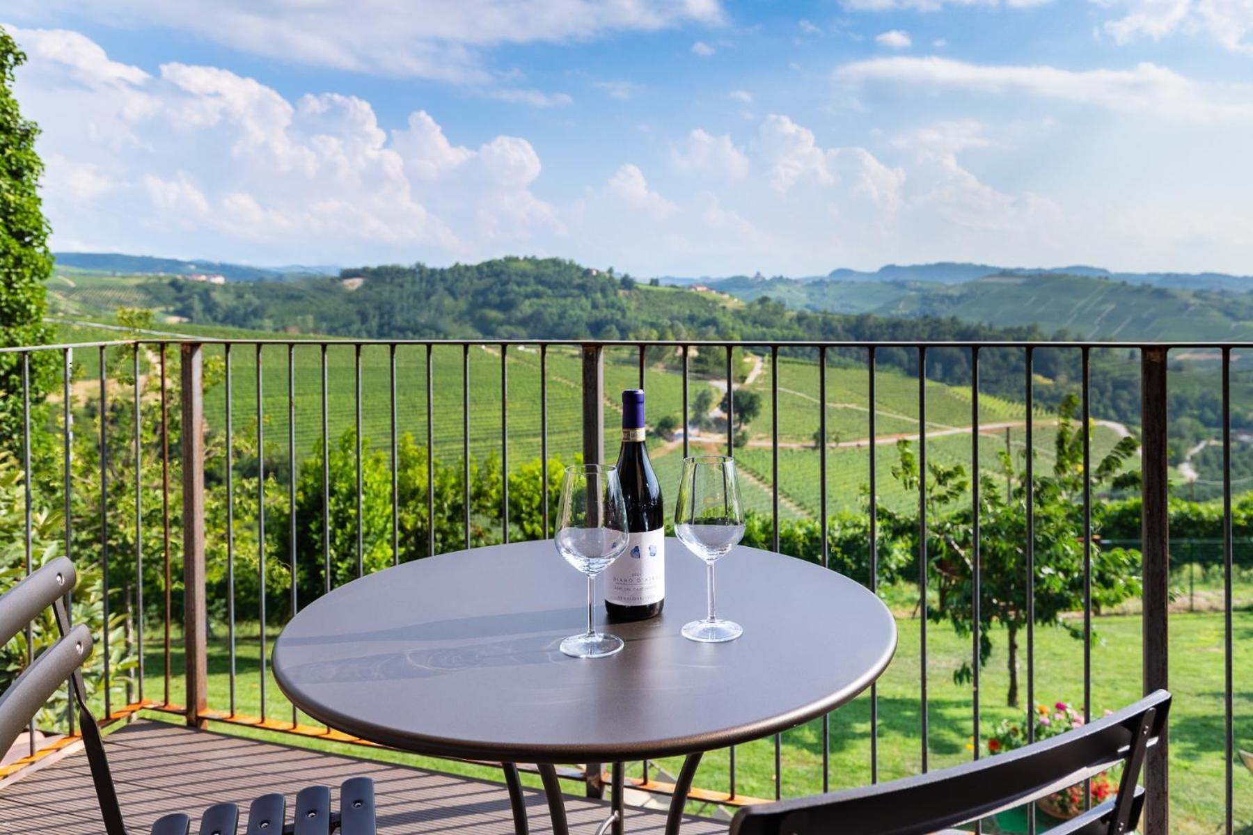 Il Cortile Suites Diano dʼAlba Eksteriør billede
